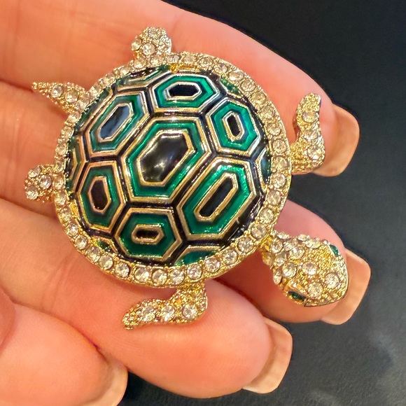 Jewelry - Green and Gold Turtle Brooch